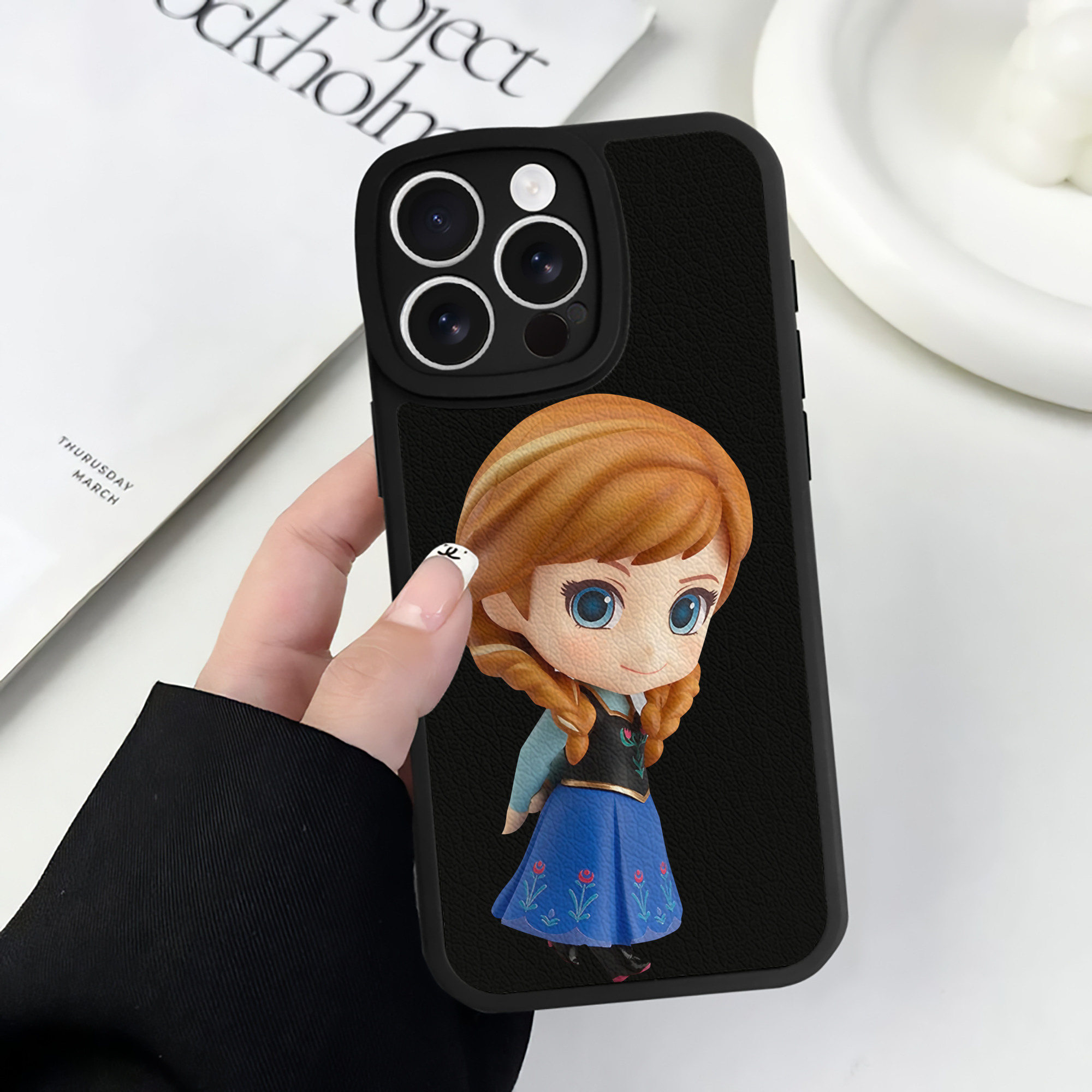 （画像用） アナと雪の女王 アンナ エルサ Frozen Anna Elsa 【iPhone 16シリーズ対応】シリコンスマホケース（レザー調） 材質：シリコン